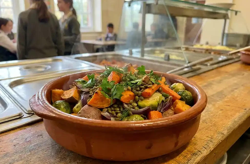 Zijn er vegetarische warme maaltijden beschikbaar op school?